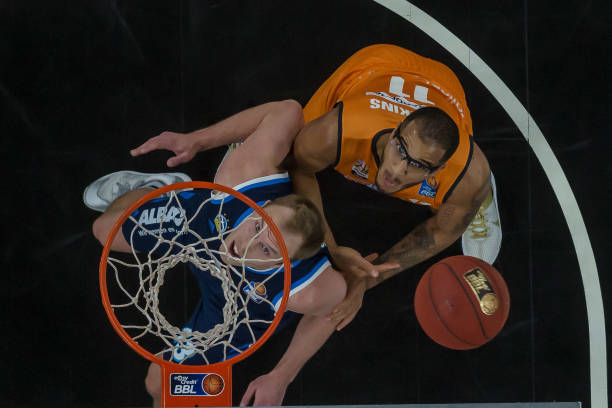 并且同意在 并且同意在